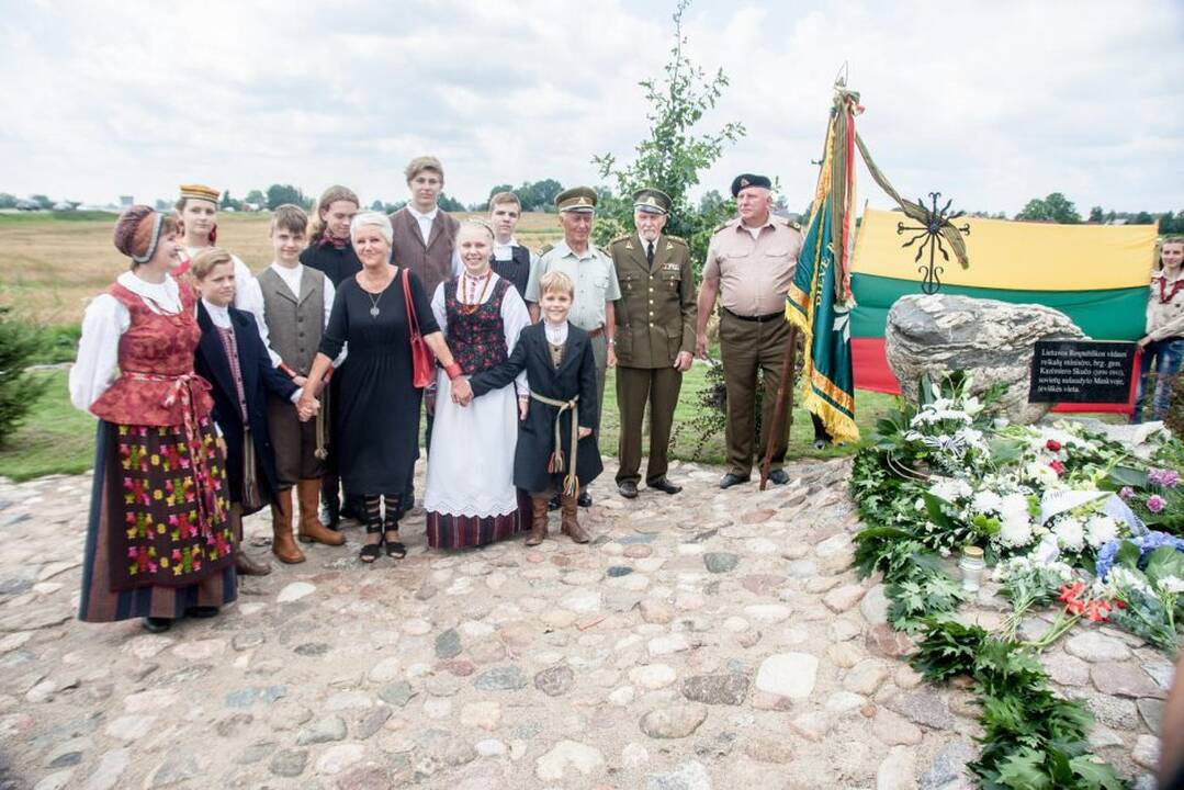 Paminklo atidengimo ceremonija