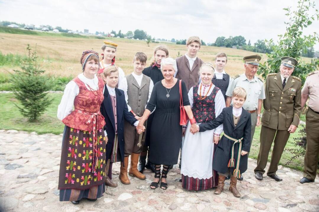 Paminklo atidengimo ceremonija