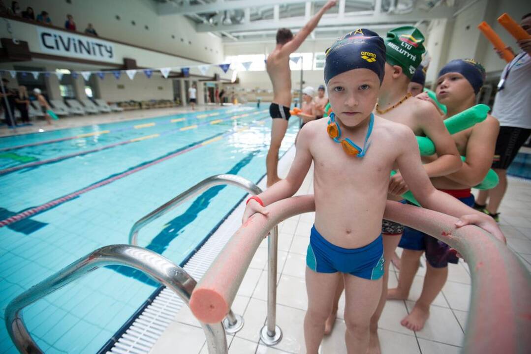 Rūta Meilutytė mokė vaikus plaukti