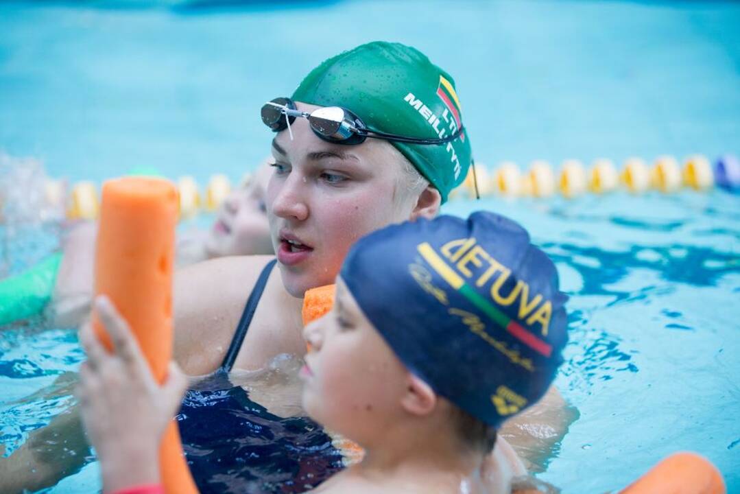 Rūta Meilutytė mokė vaikus plaukti