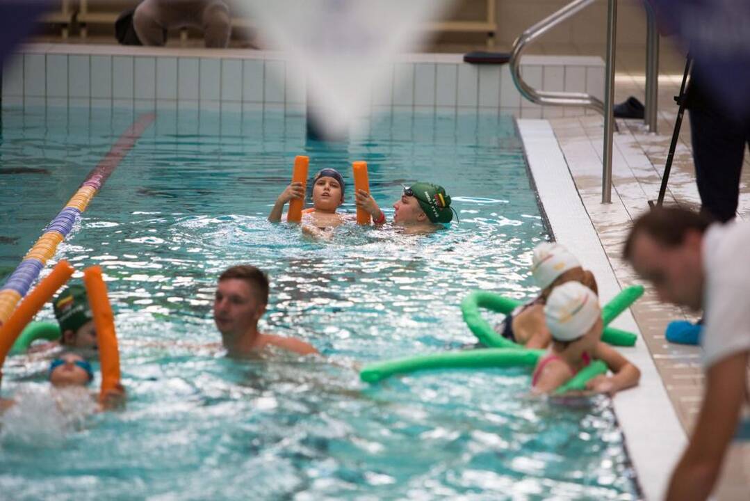 Rūta Meilutytė mokė vaikus plaukti