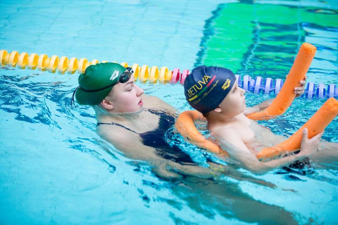 Rūta Meilutytė mokė vaikus plaukti