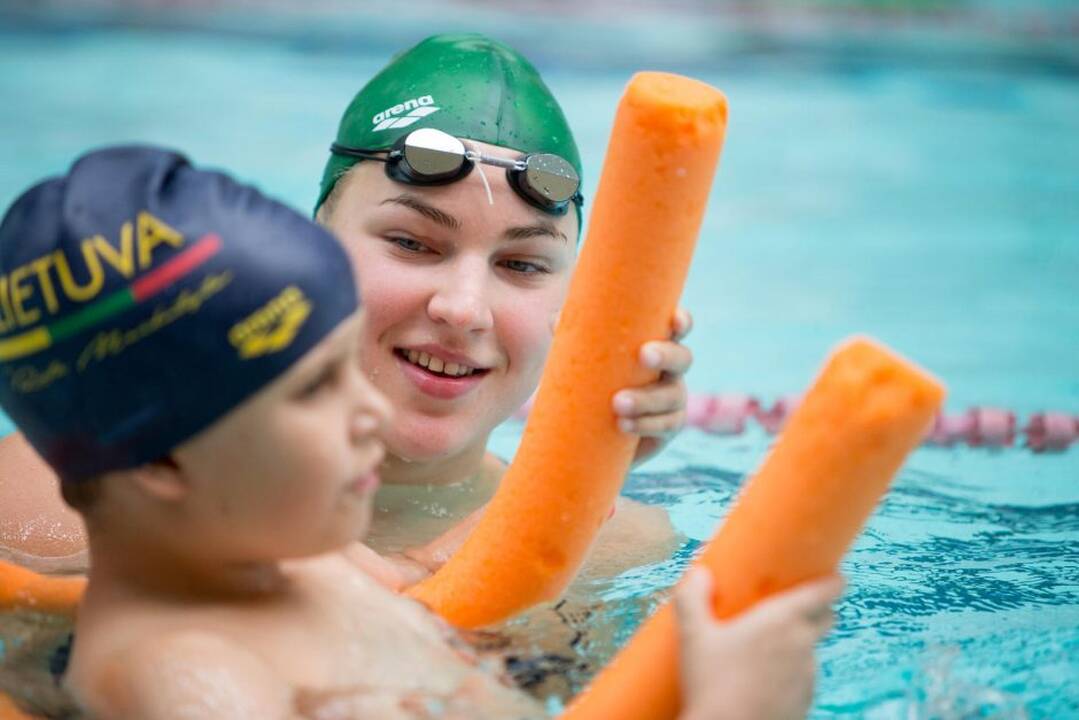 Rūta Meilutytė mokė vaikus plaukti
