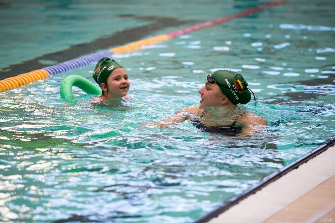 Rūta Meilutytė mokė vaikus plaukti