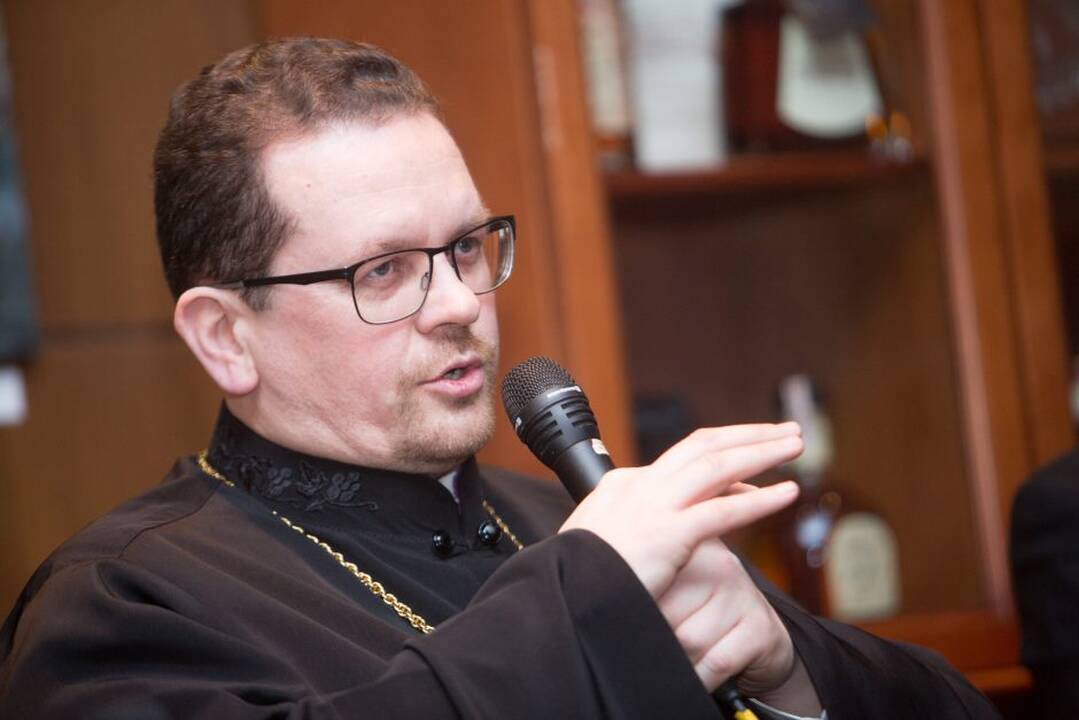 Kunigai kavinėse