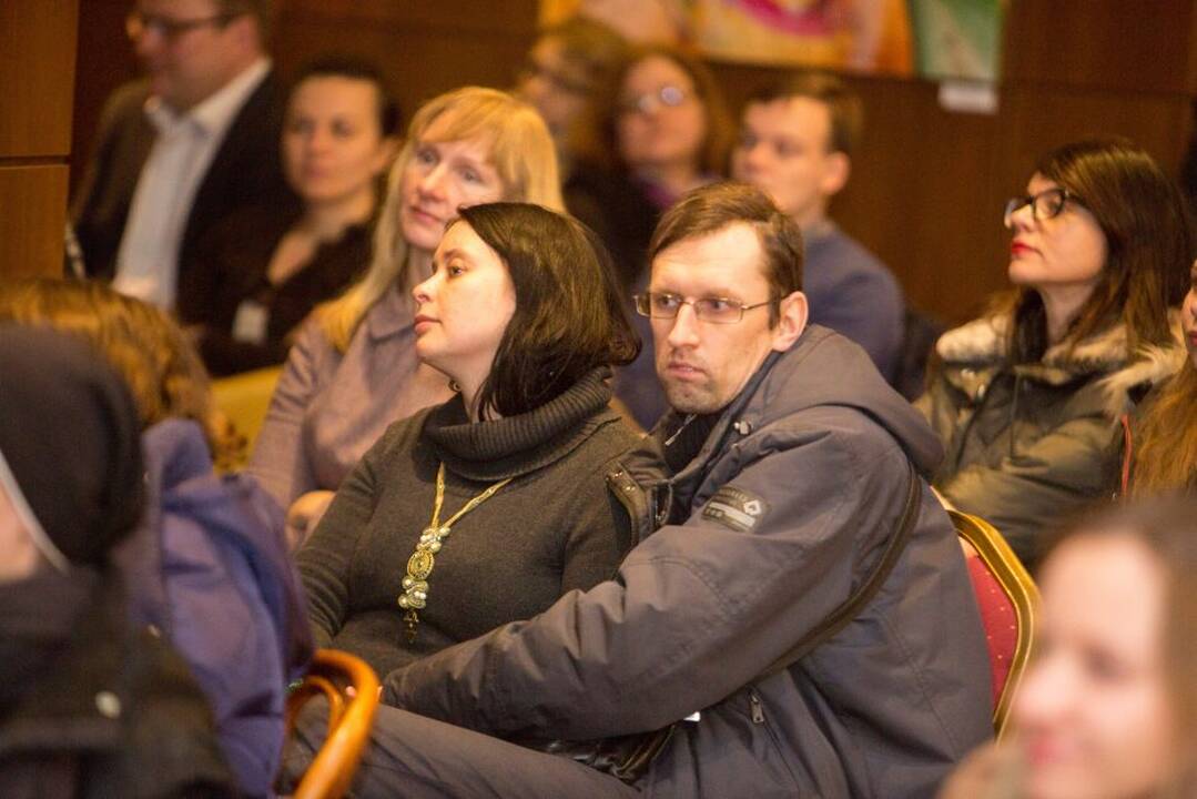 Kunigai kavinėse