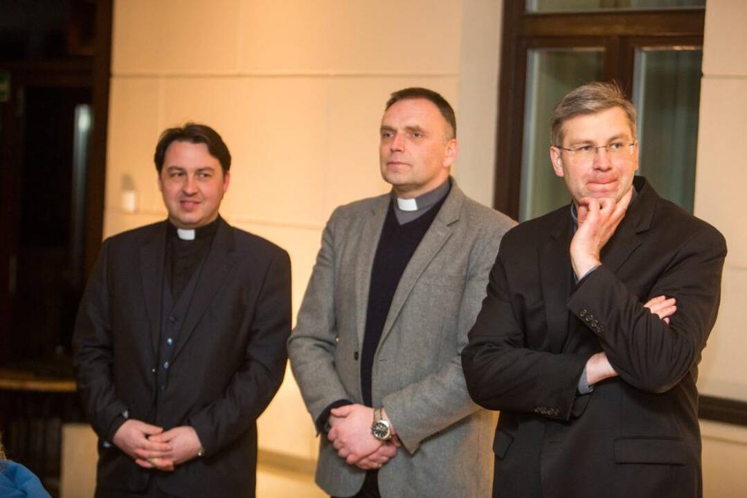 Kunigai kavinėse