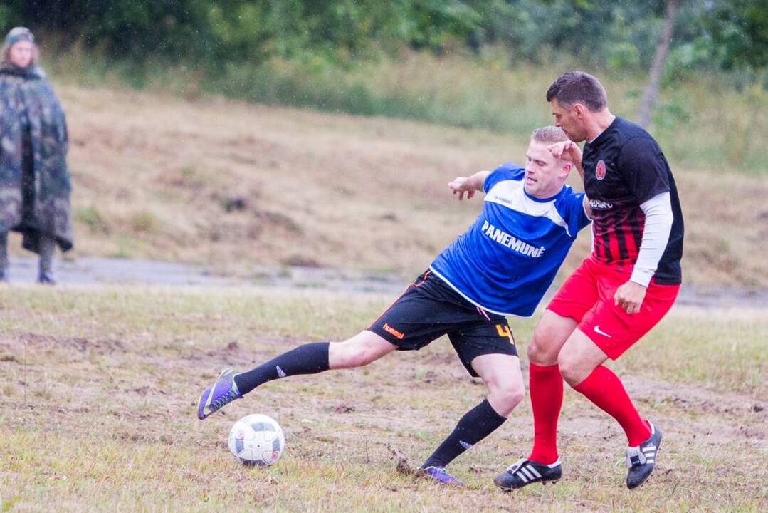 „Prelegentai“ prieš panemuniečius