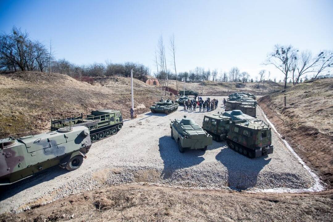 Karinės technikos ekspozicija VI forte