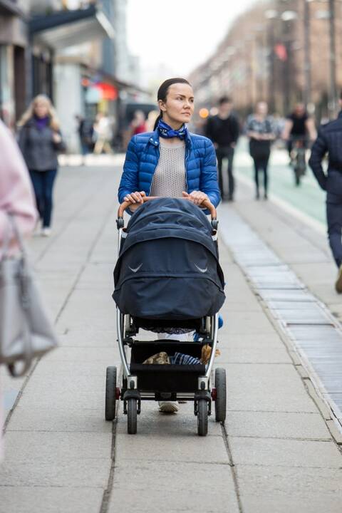 Kauniečiai džiaugiasi pavasario saule