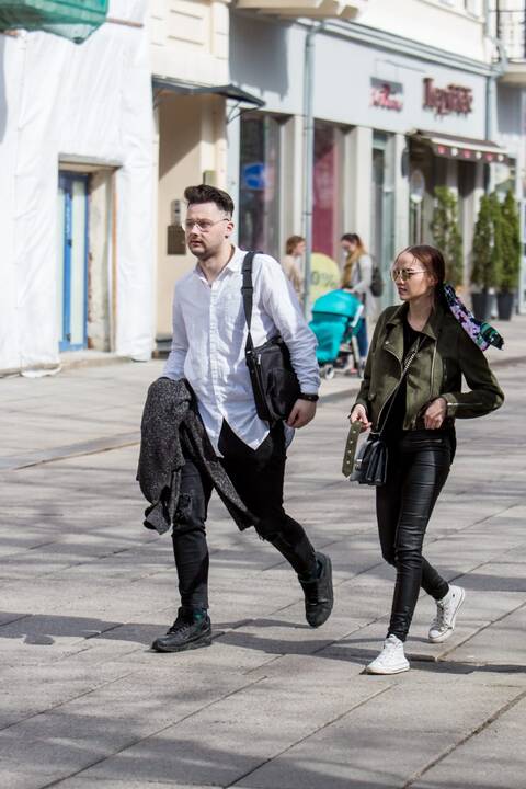 Kauniečiai džiaugiasi pavasario saule