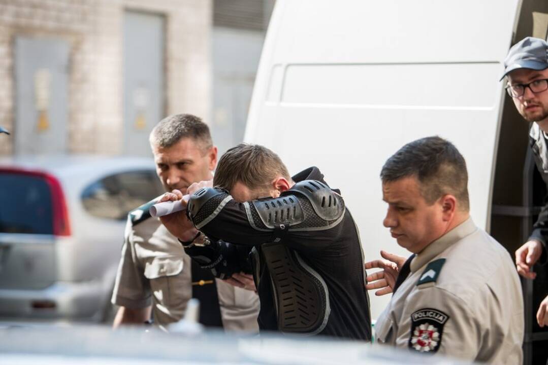 Motociklininkas Igoris Varaksinas atvežtas į teismą