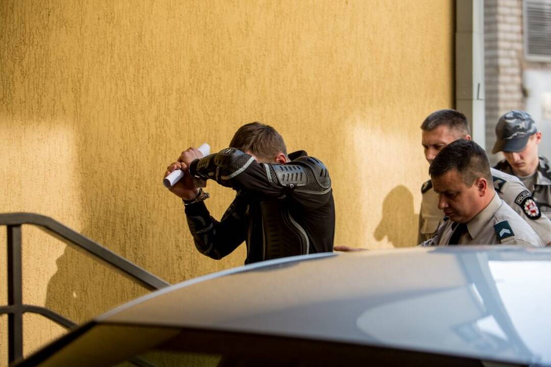 Motociklininkas Igoris Varaksinas atvežtas į teismą