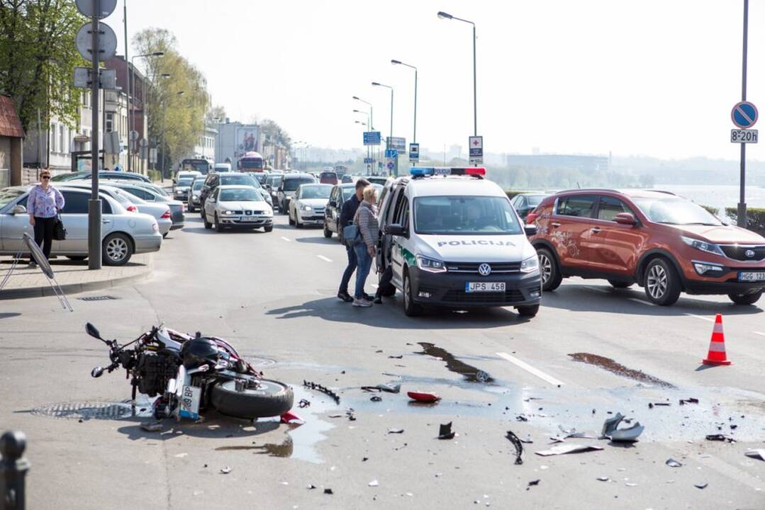 Motociklininko avarija Karaliaus Mindaugo pr.