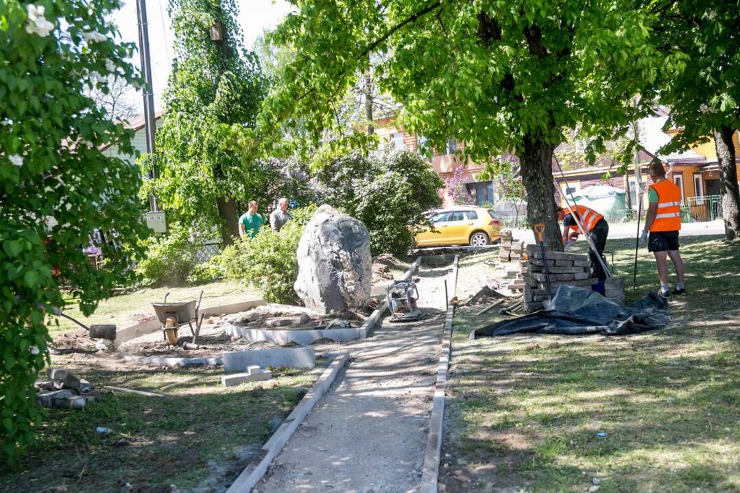 Atnaujintas R. Kalantos paminklinis akmuo