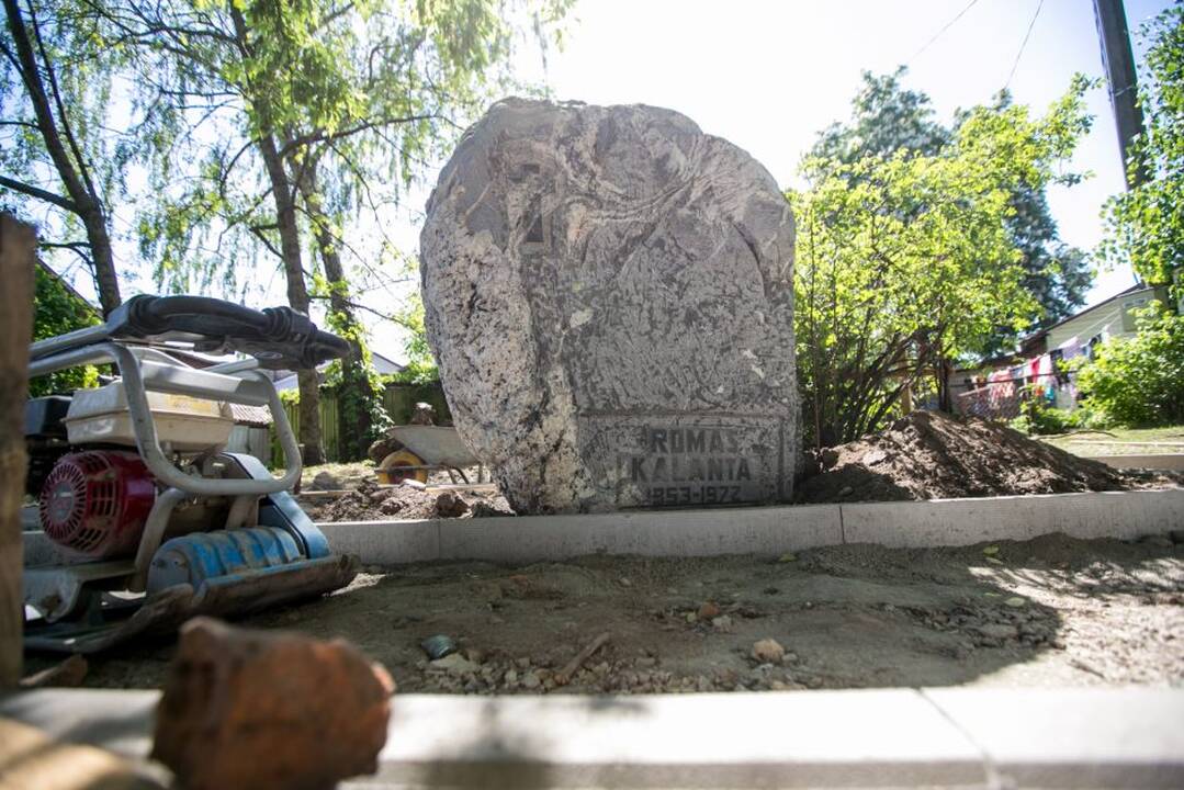 Atnaujintas R. Kalantos paminklinis akmuo