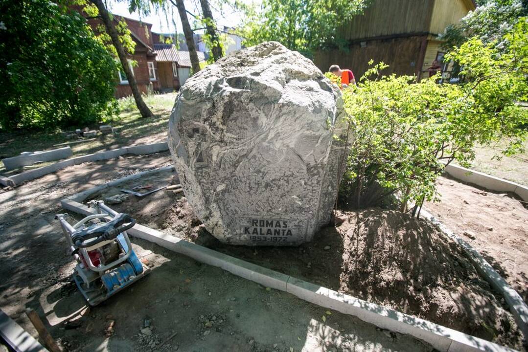 Atnaujintas R. Kalantos paminklinis akmuo