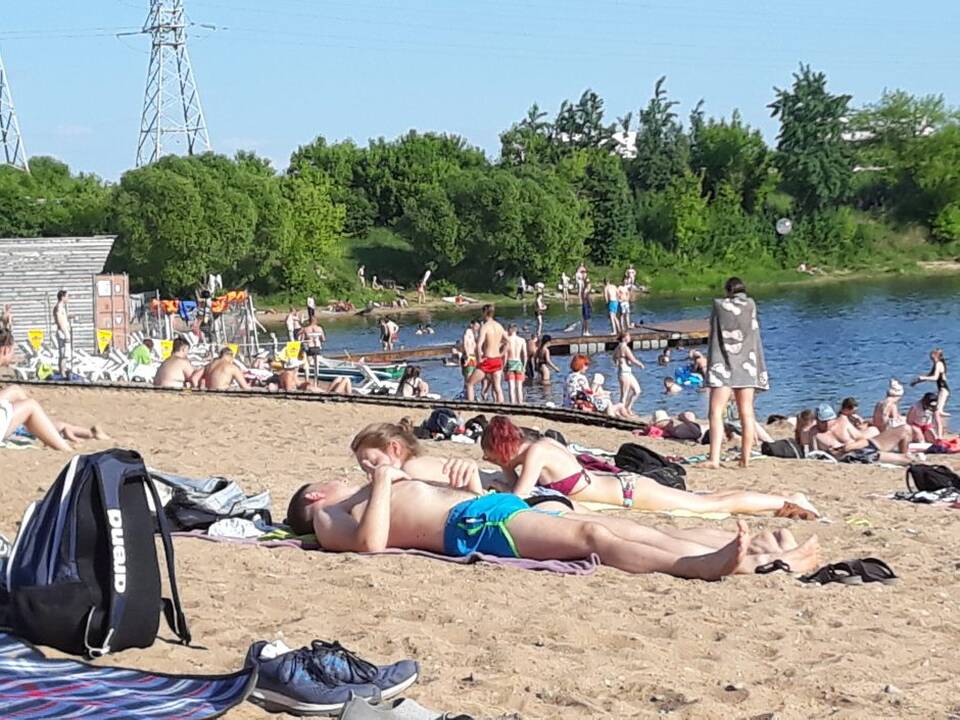 Kauniečiai užplūdo paplūdimius