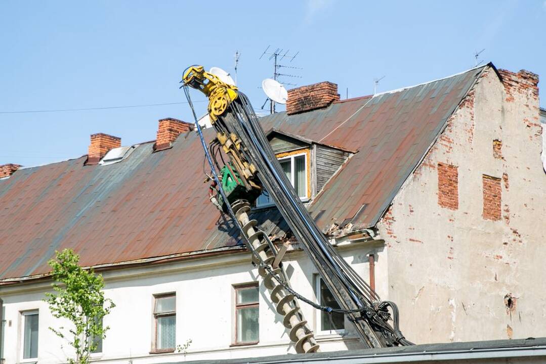 Statybinis įrenginys apgadino pastatą Kauno centre