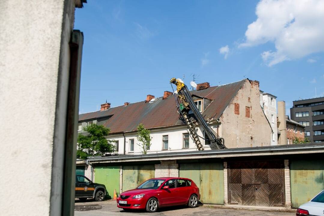 Statybinis įrenginys apgadino pastatą Kauno centre