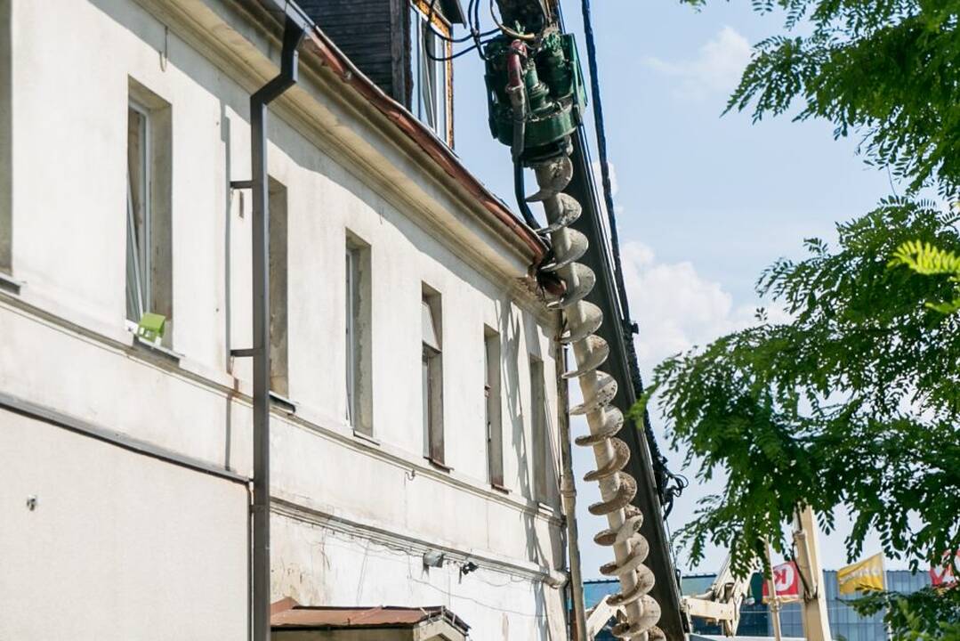 Statybinis įrenginys apgadino pastatą Kauno centre