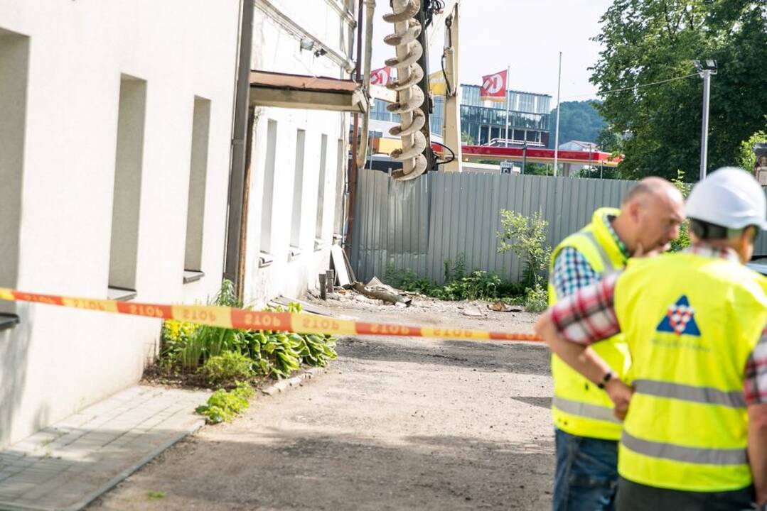Statybinis įrenginys apgadino pastatą Kauno centre