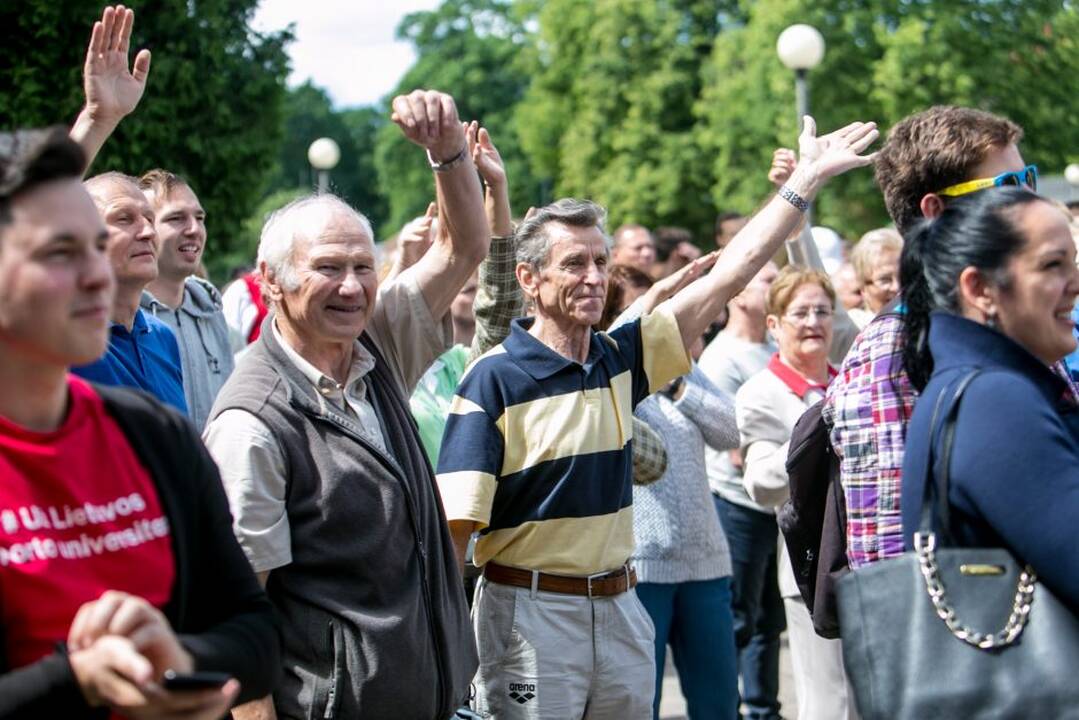 Protesto akcija „Kabinu sportbatį ant vinies 2018“