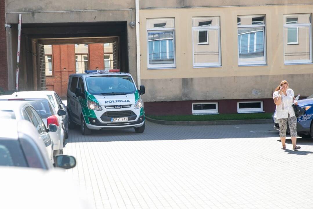 Įtariamieji turto prievartavimu atvežti į teismą