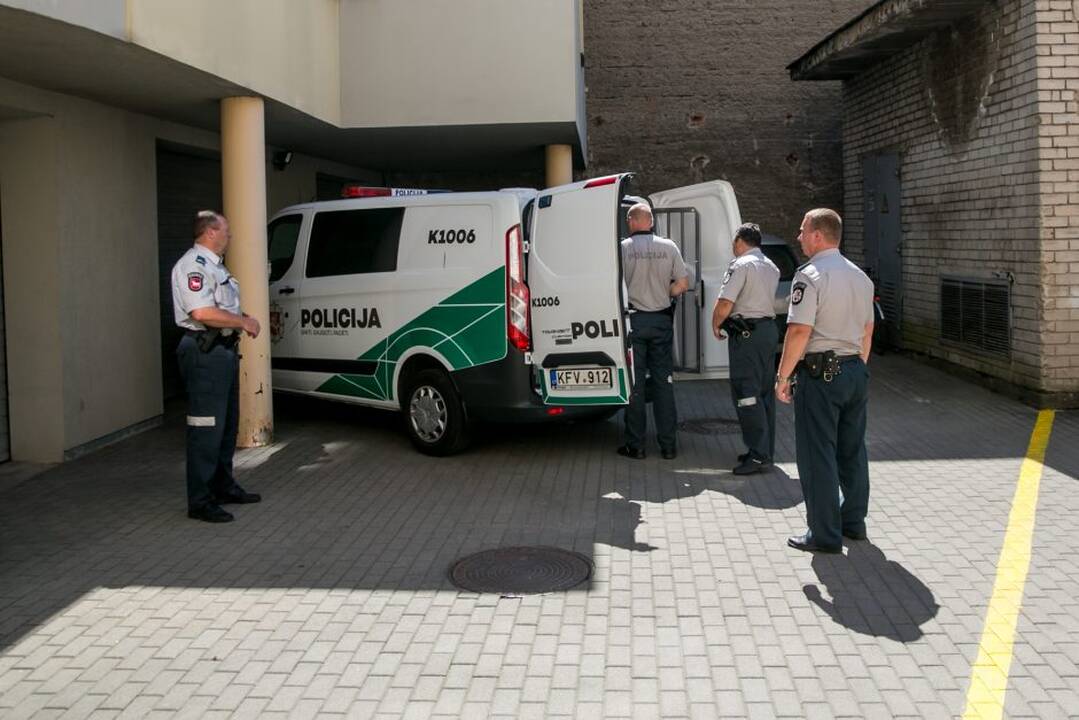 Įtariamieji turto prievartavimu atvežti į teismą