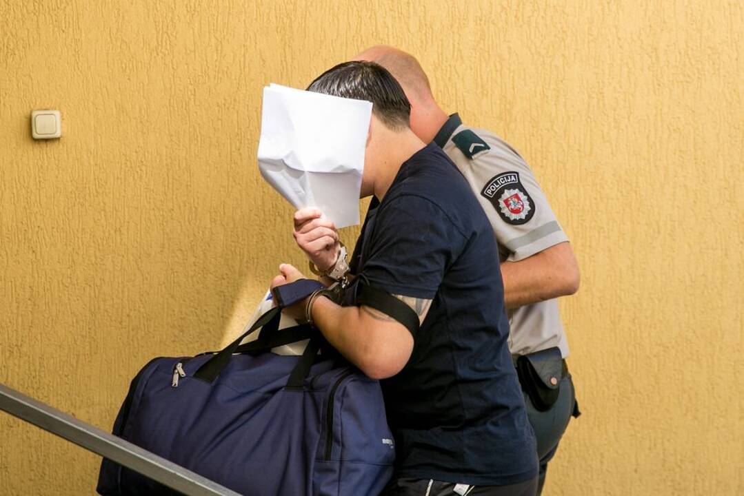 Įtariamieji turto prievartavimu atvežti į teismą