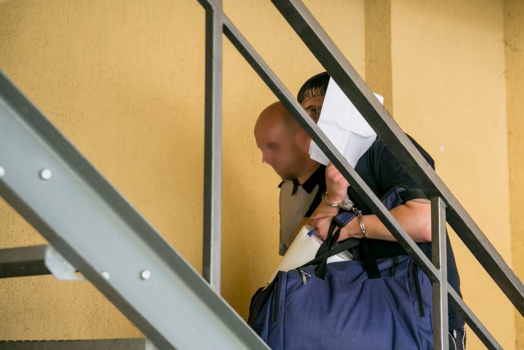 Įtariamieji turto prievartavimu atvežti į teismą