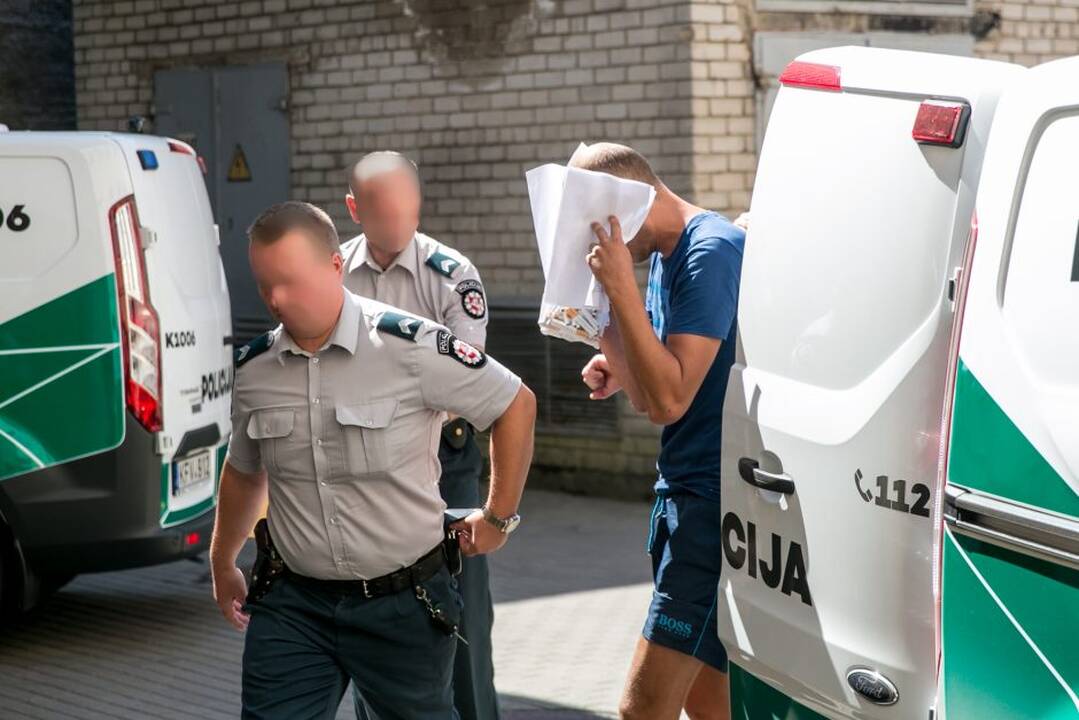 Įtariamieji turto prievartavimu atvežti į teismą
