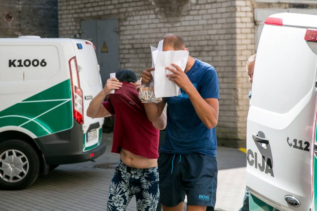 Įtariamieji turto prievartavimu atvežti į teismą