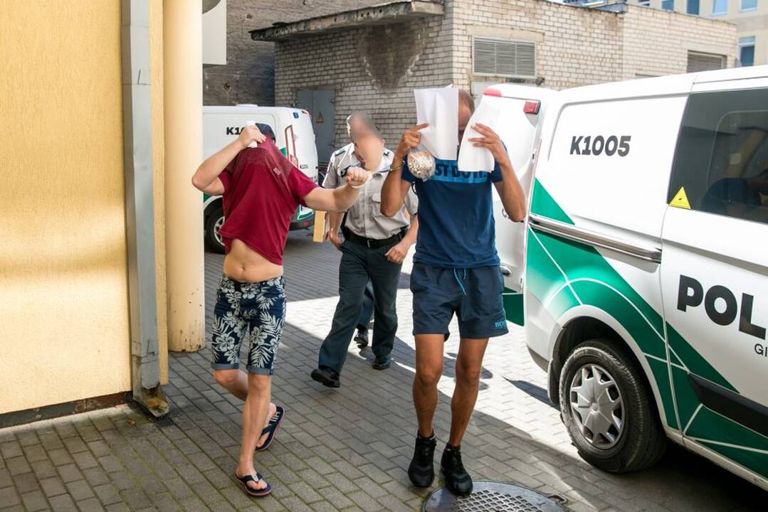 Įtariamieji turto prievartavimu atvežti į teismą