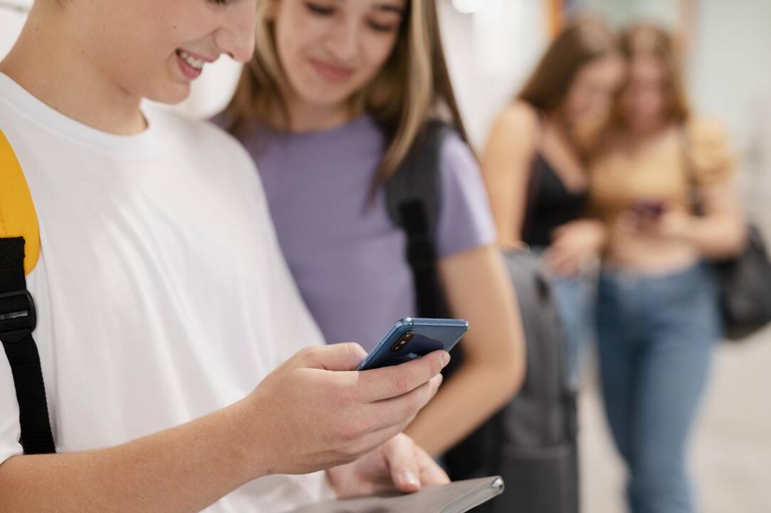 Ministerija mokyklas ragina nusistatyti, kaip bus ribojamas mobiliųjų telefonų naudojimas