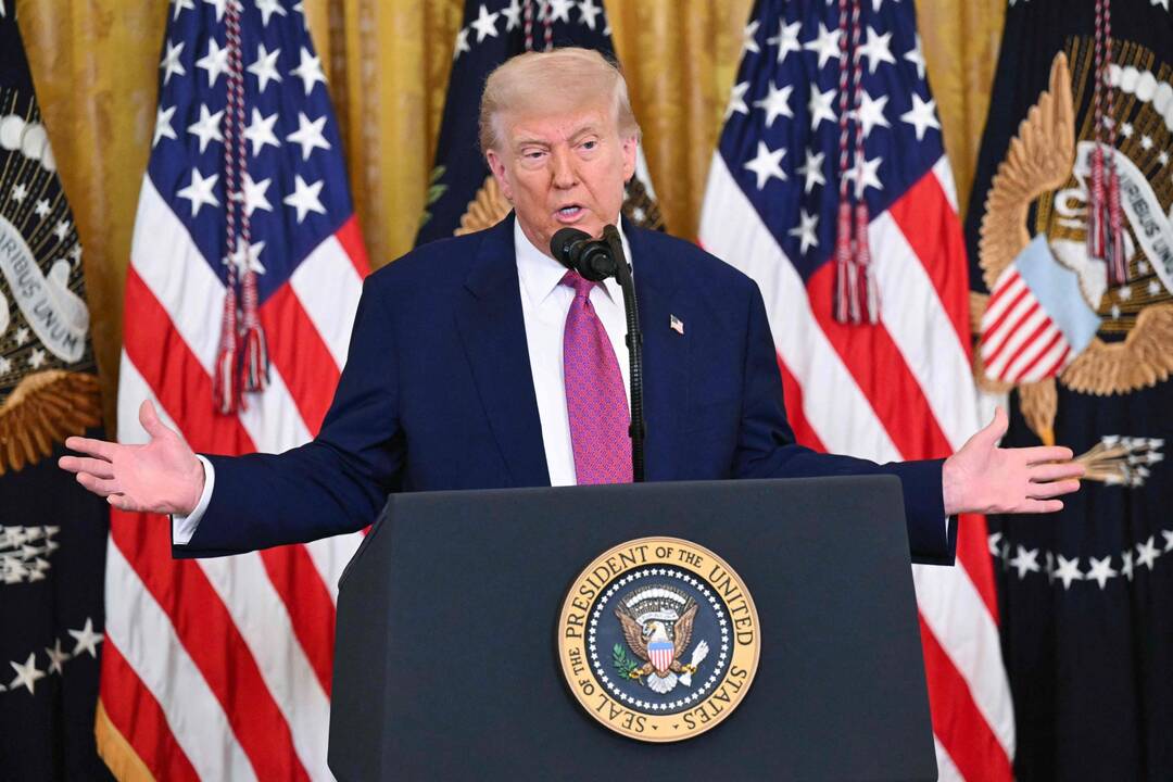 Trumpas teigia, kad netrukus gali padidinti tarifus importuojamiems automobiliams