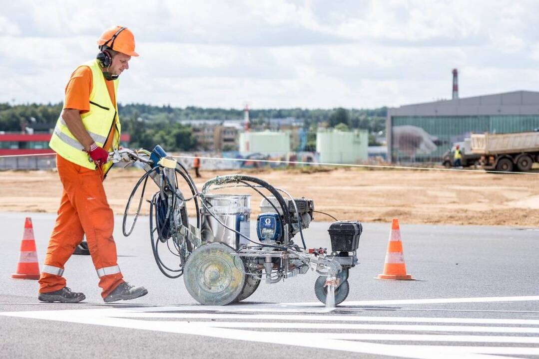 Vilniaus oro uosto takas – jau išasfaltuotas
