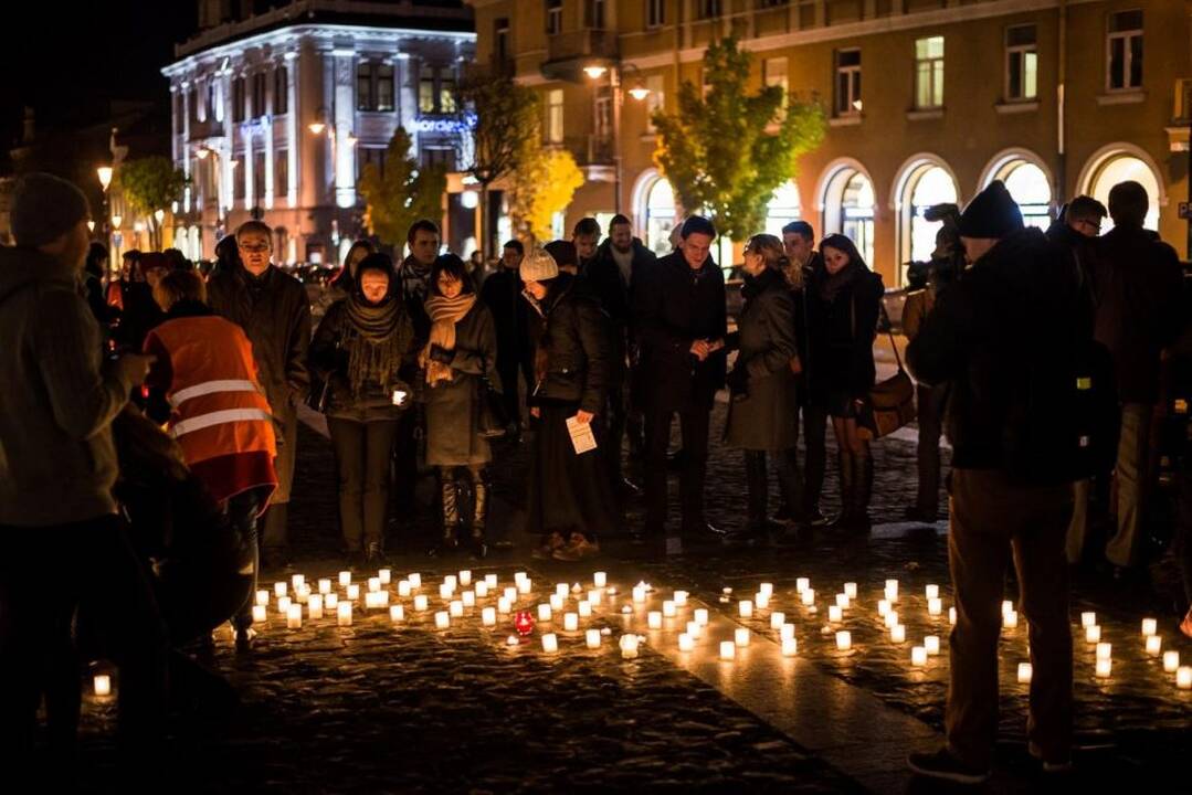 Lietuvoje sužibo tūkstančiai žvakučių