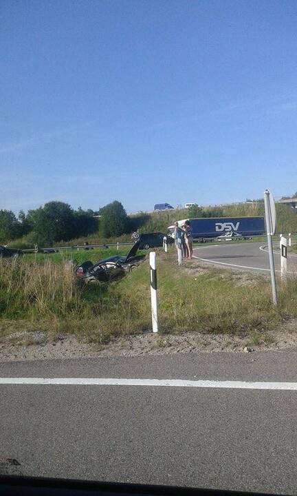 Autostradoje apvirto vilkikas