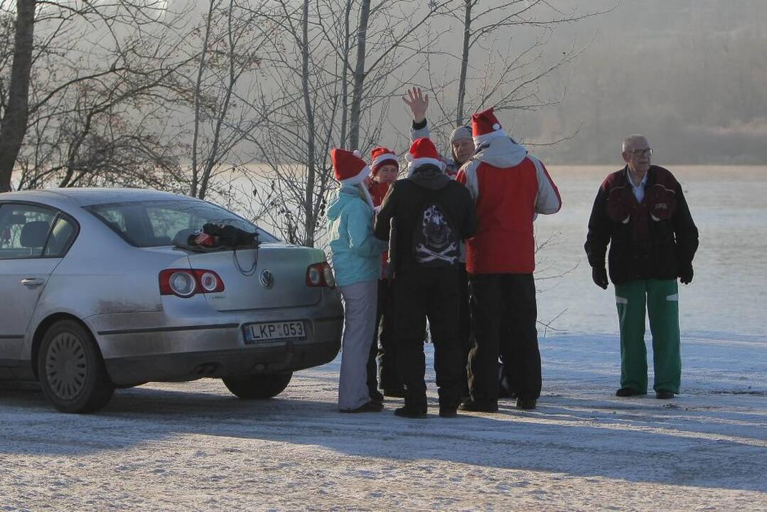 Vandens turizmo entuziastai Naujųjų artėjimą pažymėjo plaukimu baidarėmis.