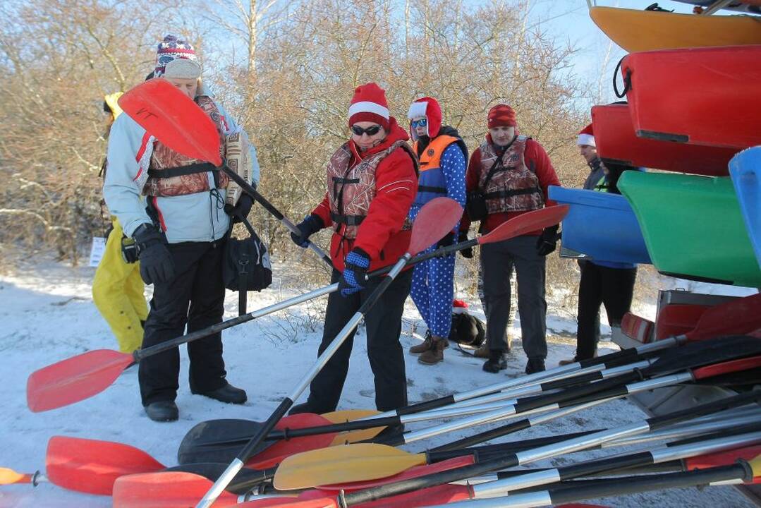 Vandens turizmo entuziastai Naujųjų artėjimą pažymėjo plaukimu baidarėmis.