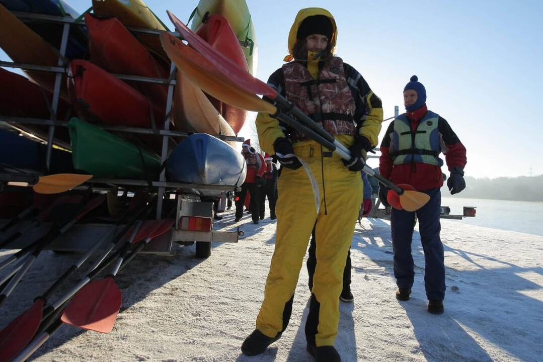 Vandens turizmo entuziastai Naujųjų artėjimą pažymėjo plaukimu baidarėmis.