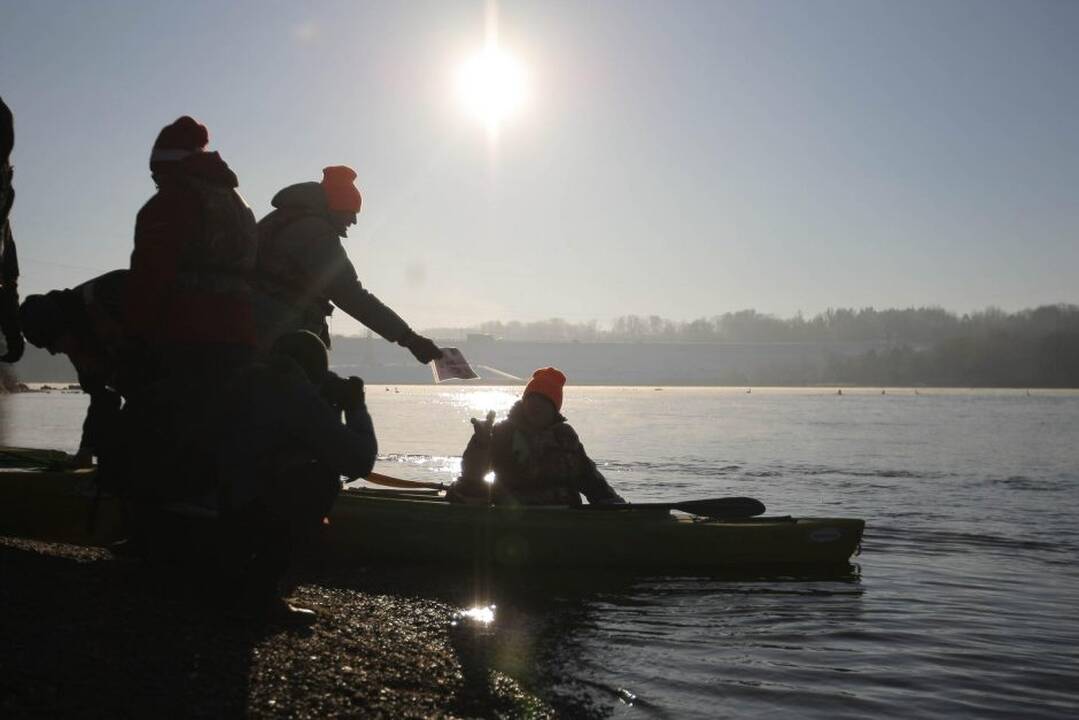 Vandens turizmo entuziastai Naujųjų artėjimą pažymėjo plaukimu baidarėmis.