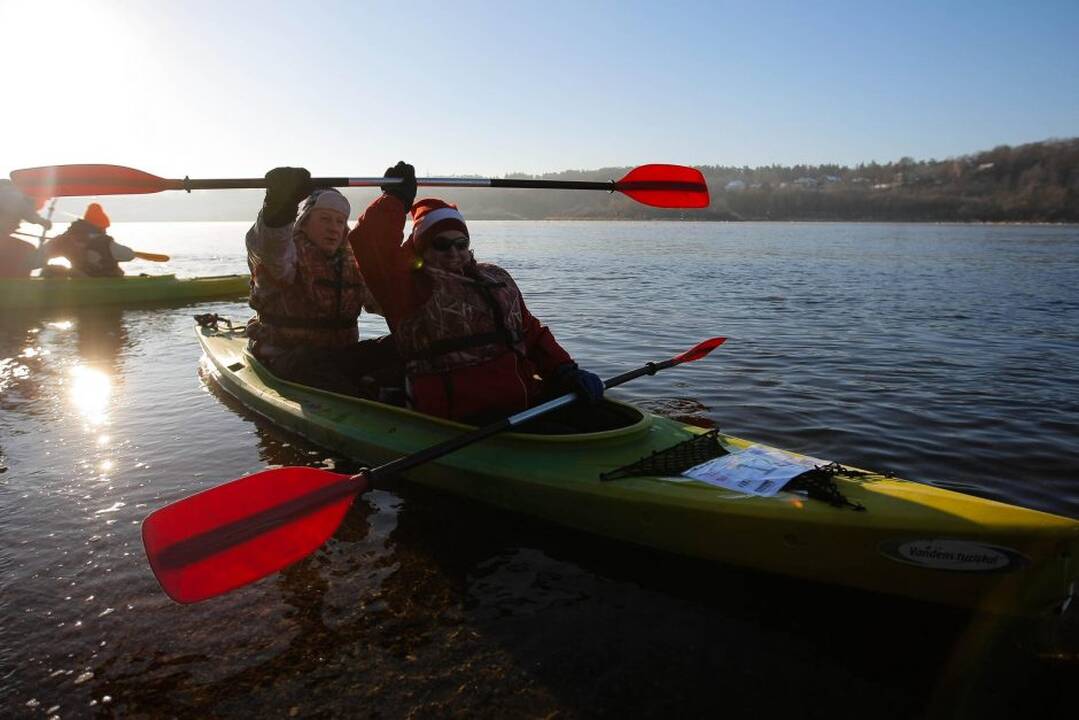 Vandens turizmo entuziastai Naujųjų artėjimą pažymėjo plaukimu baidarėmis.