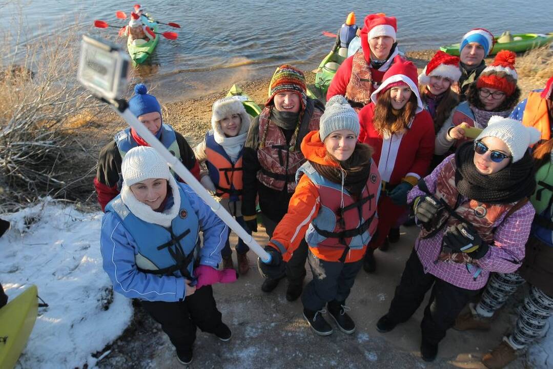 Vandens turizmo entuziastai Naujųjų artėjimą pažymėjo plaukimu baidarėmis.