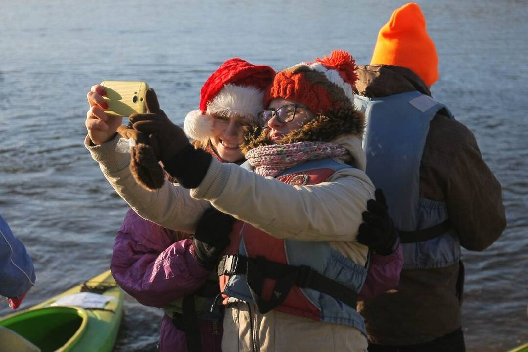 Vandens turizmo entuziastai Naujųjų artėjimą pažymėjo plaukimu baidarėmis.