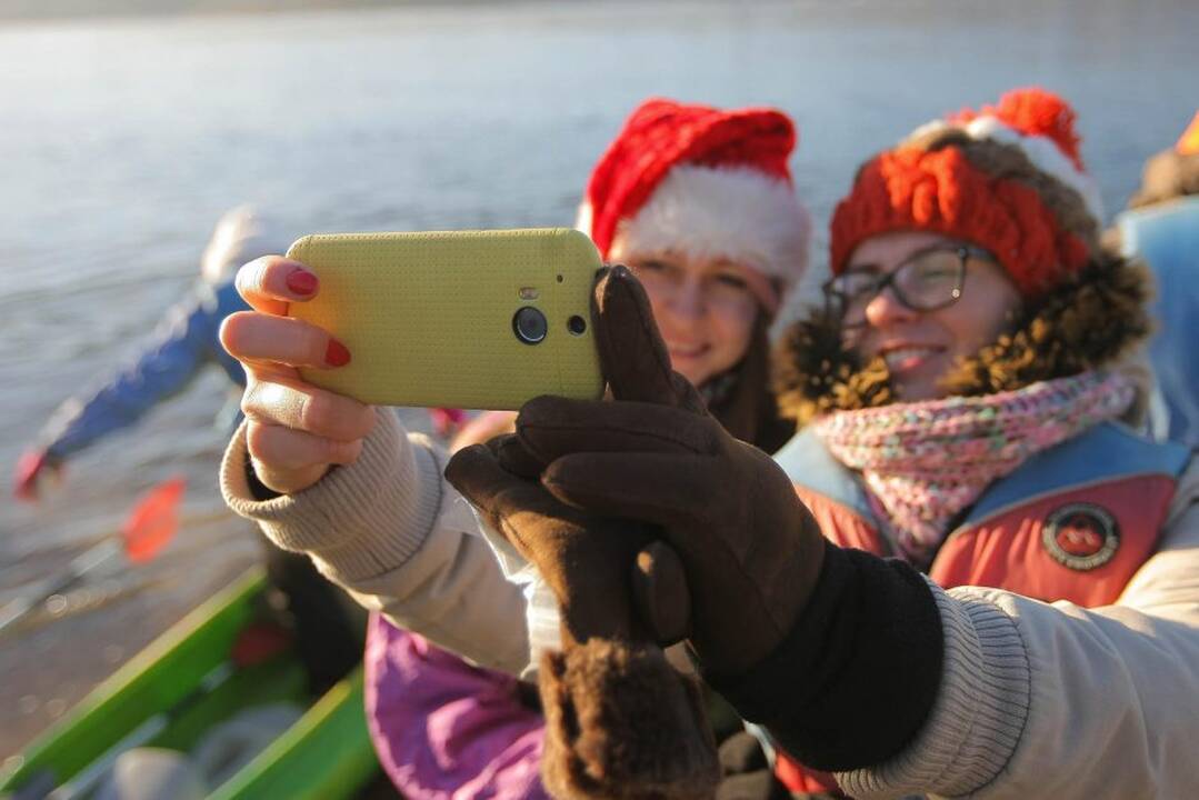 Vandens turizmo entuziastai Naujųjų artėjimą pažymėjo plaukimu baidarėmis.