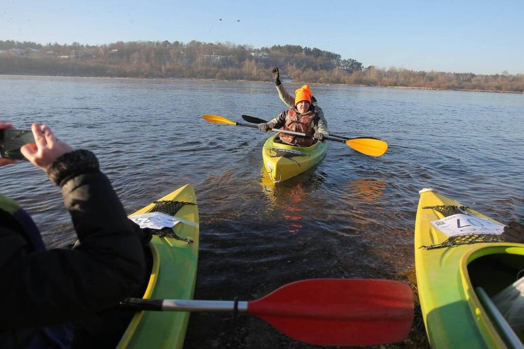 Vandens turizmo entuziastai Naujųjų artėjimą pažymėjo plaukimu baidarėmis.