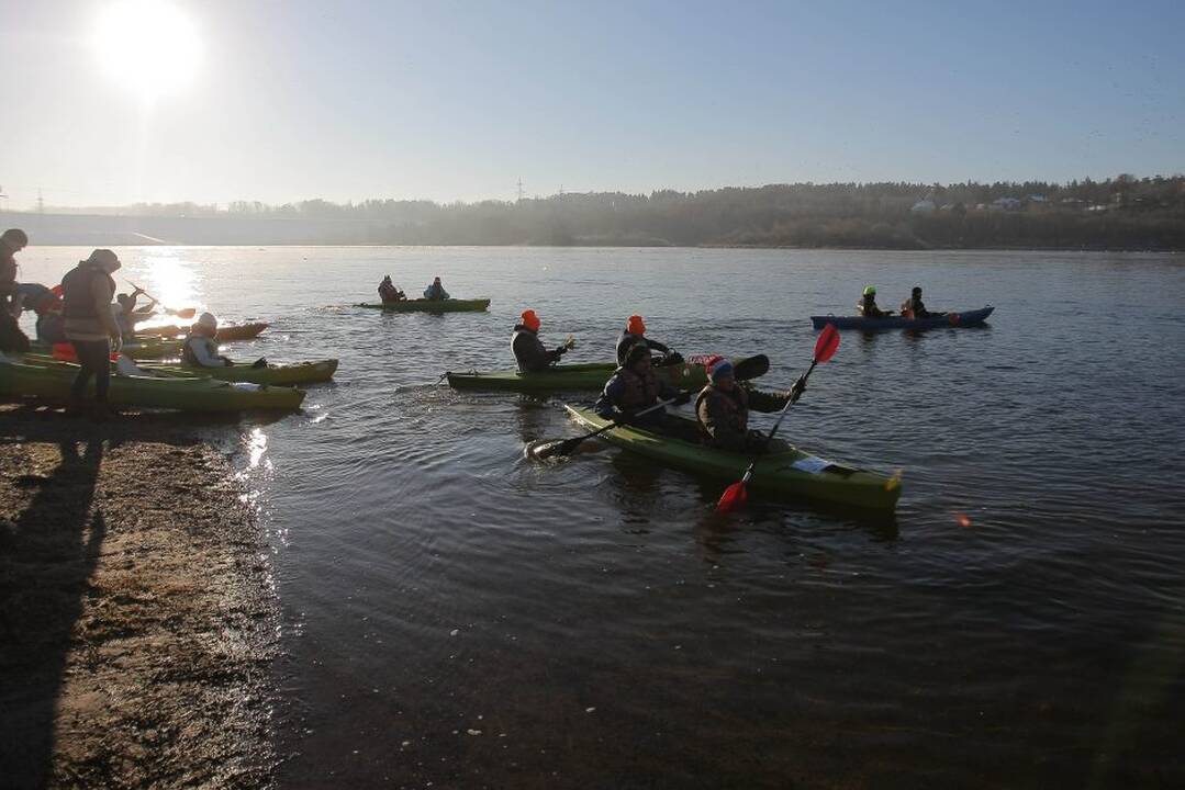 Vandens turizmo entuziastai Naujųjų artėjimą pažymėjo plaukimu baidarėmis.