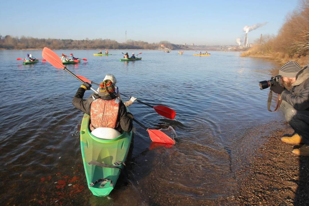 Vandens turizmo entuziastai Naujųjų artėjimą pažymėjo plaukimu baidarėmis.